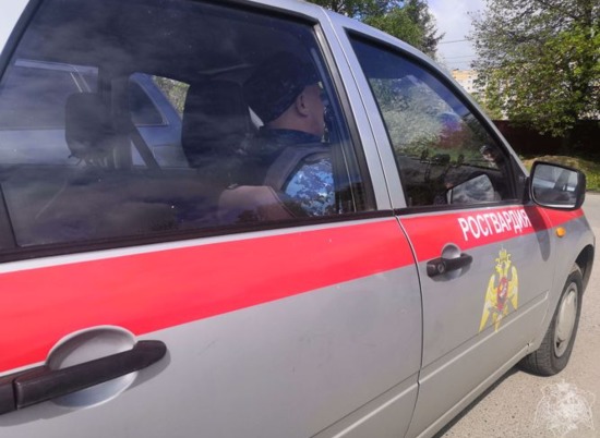 Житель Волгоградской области украл бензопилу со двора частного дома